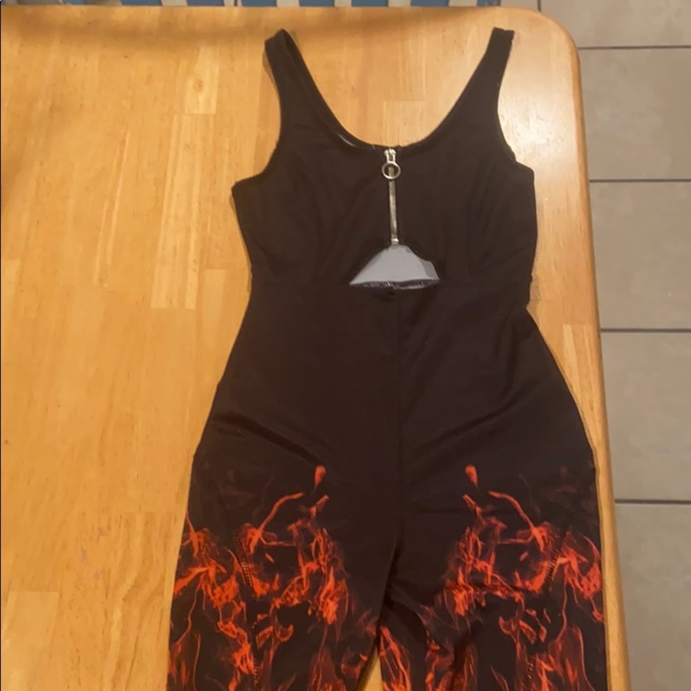 Cute spandex romper. Only tried on never worn out.
